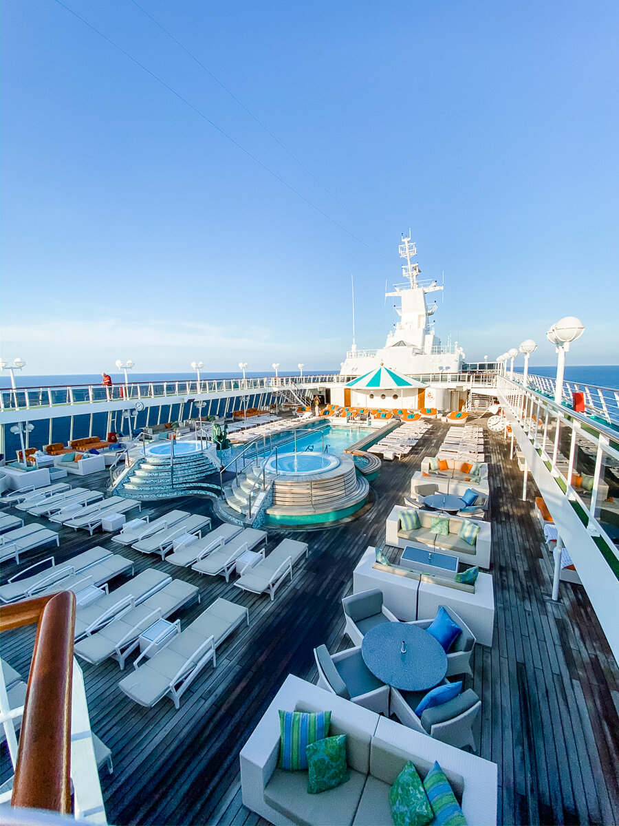 Sun deck and pool 